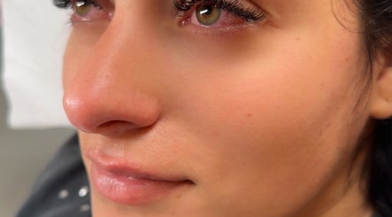 Aplicație de gene impresionante la Lashes by Ana, Londra, Anglia, GB.