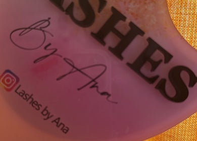 Logo-ul Lashes by Ana din Londra, Anglia, GB, pe un fundal roz aprins.