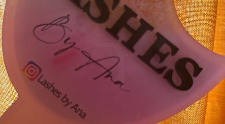Logo-ul Lashes by Ana din Londra, Anglia, GB, pe un fundal roz aprins.