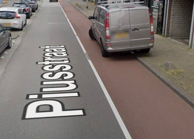 Widok na ulicę Piussstraat w pobliżu Selfbeautysecret, Tilburg, Noord-brabant, NL.