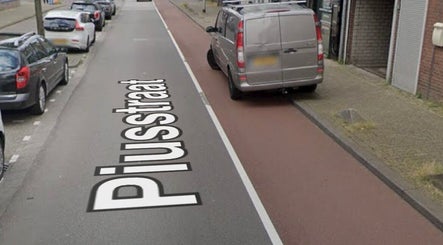 Widok na ulicę Piussstraat w pobliżu Selfbeautysecret, Tilburg, Noord-brabant, NL.