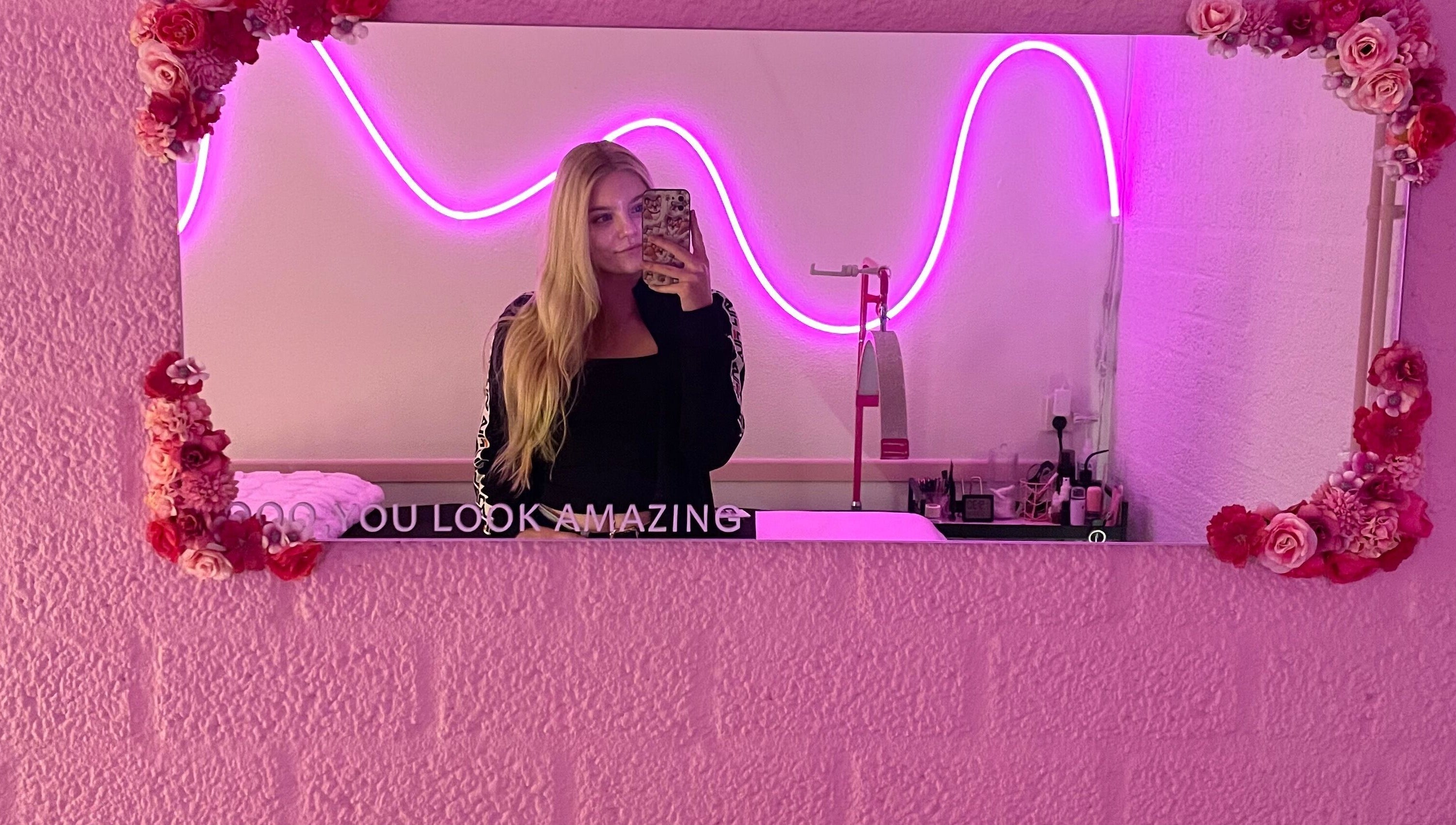 Różowe lustro z neonem w Selfbeautysecret, Tilburg, Noord-brabant, NL