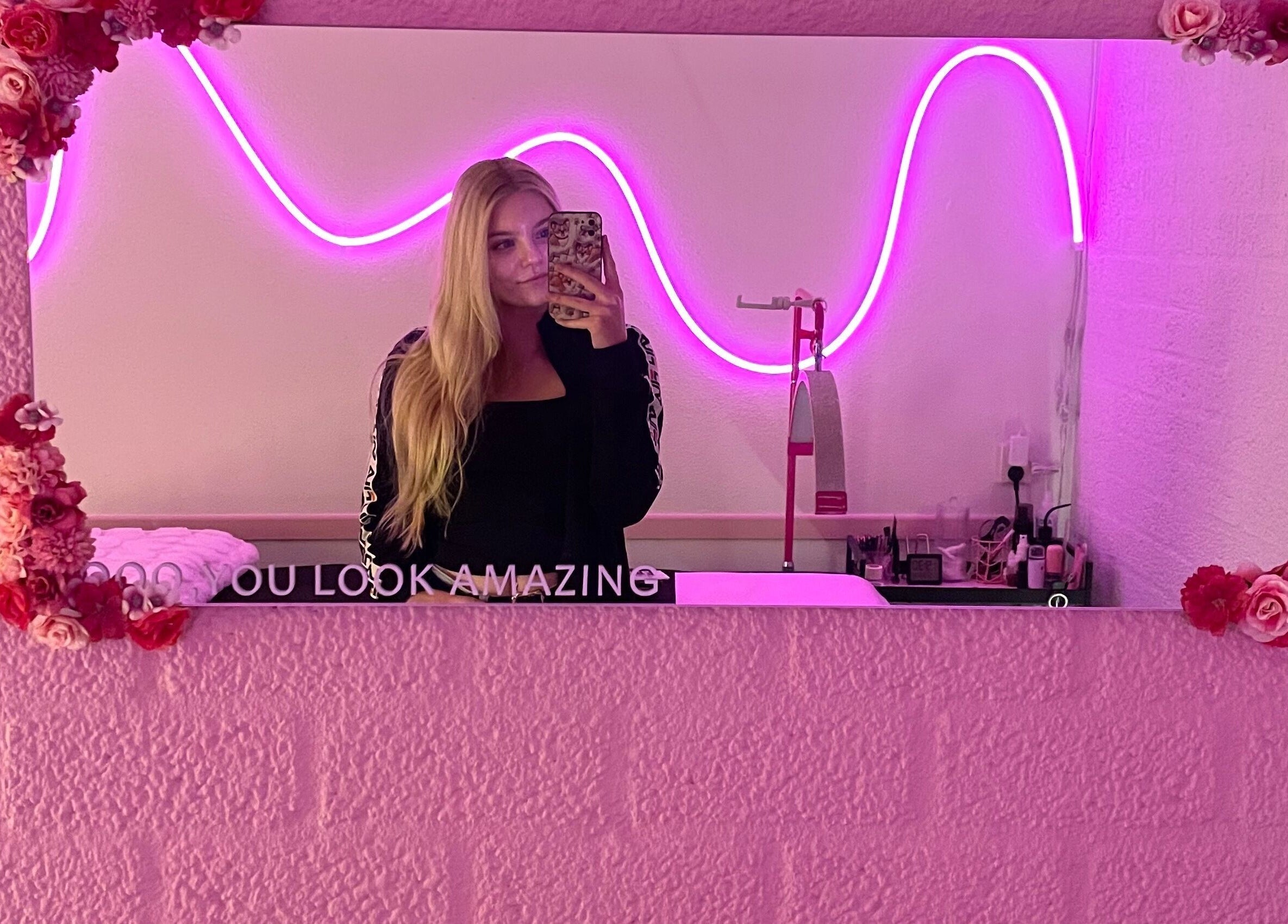 Różowe lustro z neonem w Selfbeautysecret, Tilburg, Noord-brabant, NL
