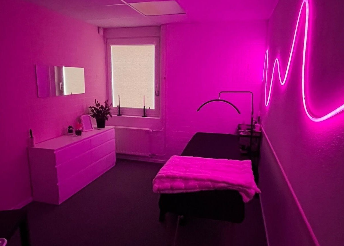 Salon Selfbeautysecret w Tilburg, Noord-brabant, NL z różowym oświetleniem i eleganckim wystrojem.