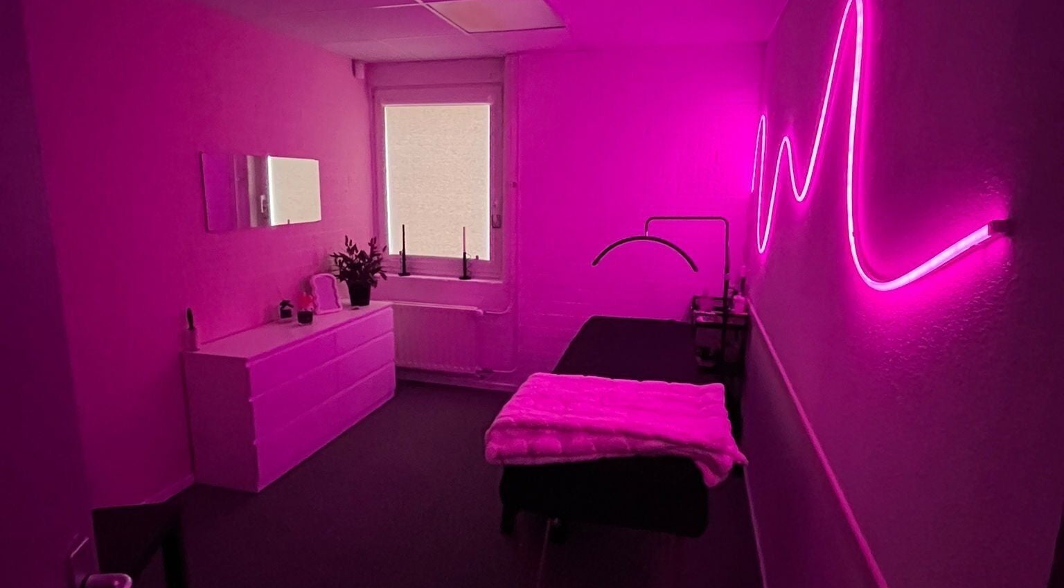 Salon Selfbeautysecret w Tilburg, Noord-brabant, NL z różowym oświetleniem i eleganckim wystrojem.