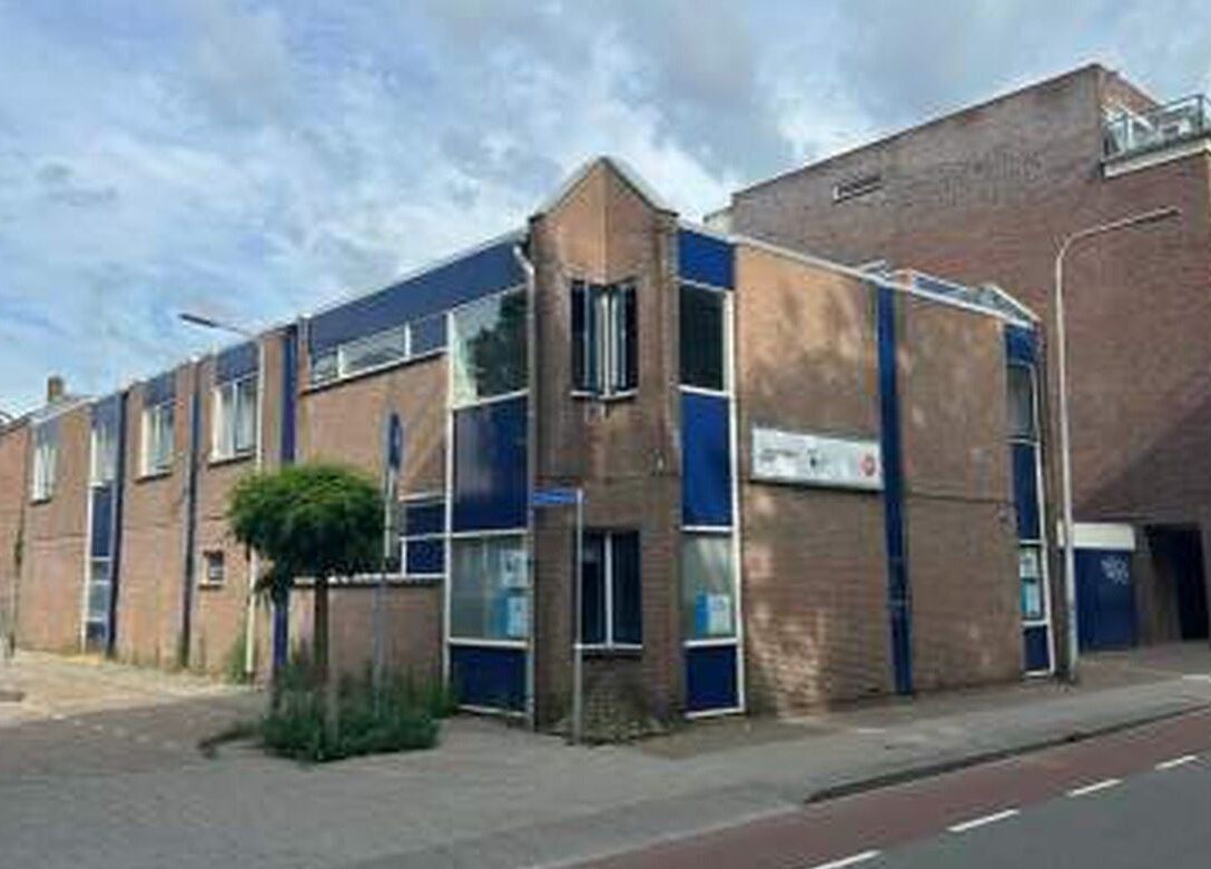 Widok na Selfbeautysecret w Tilburgu, Noord-brabant, NL. Nowoczesna fasada budynku przy ulicy.