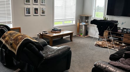 Relaxing lounge area at KJCleans in Manawatu, Manawatū-whanganui Region, NZ with comfy seating and decor.