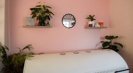 Serene Solare Studio room in Gqeberha, Eastern Cape, ZA with plants and soft pink walls.