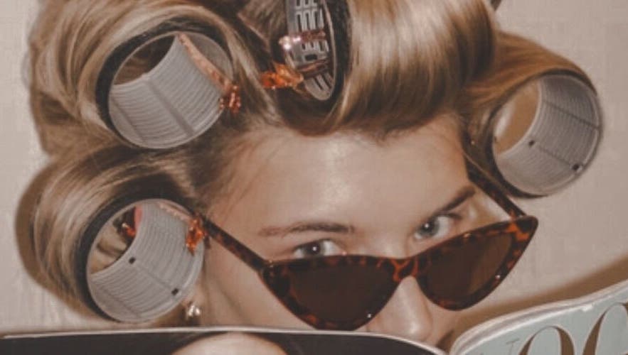 Cliente con rulos en BeautyNails&Lashes, Alcalá De Henares, Comunidad De Madrid, ES, disfrutando del salón.