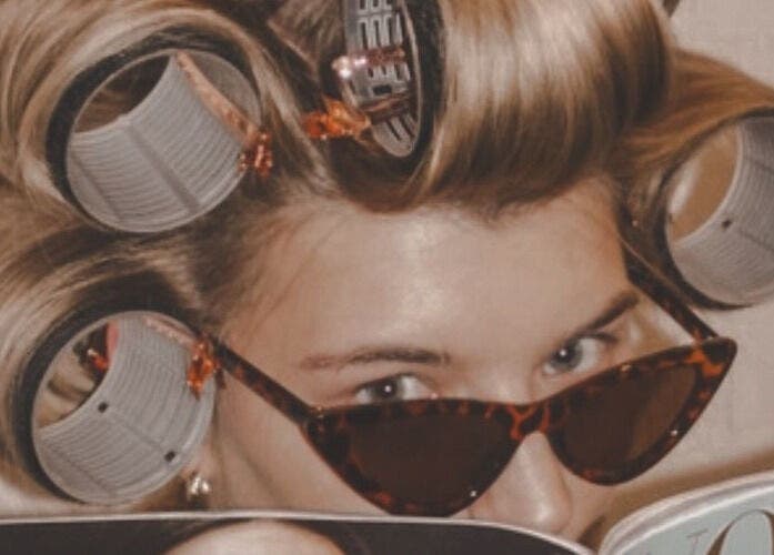 Cliente con rulos en BeautyNails&Lashes, Alcalá De Henares, Comunidad De Madrid, ES, disfrutando del salón.