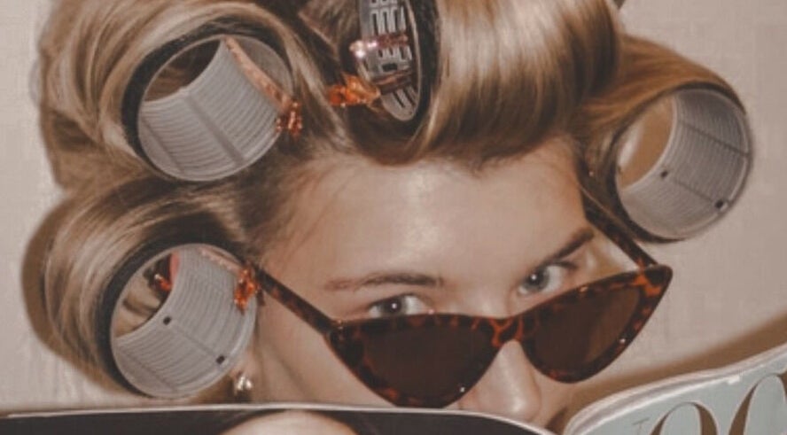 Cliente con rulos en BeautyNails&Lashes, Alcalá De Henares, Comunidad De Madrid, ES, disfrutando del salón.