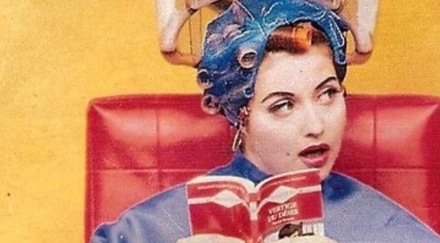 Mujer con rulos en salón BeautyNails&Lashes en Alcalá De Henares, Comunidad De Madrid, ES, leyendo un libro.