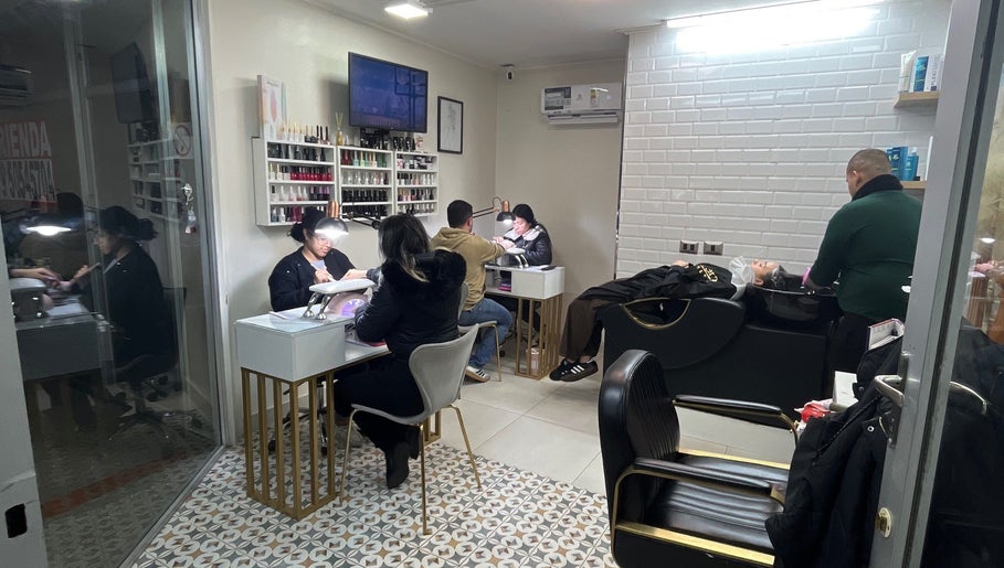 Salón Oasis en Las Condes, Región Metropolitana, CL con clientes disfrutando de servicios de belleza.