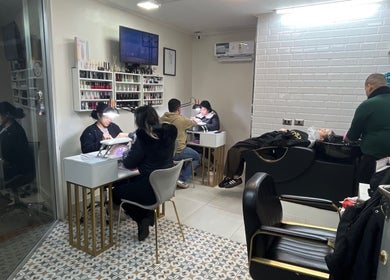 Salón Oasis en Las Condes, Región Metropolitana, CL con clientes disfrutando de servicios de belleza.