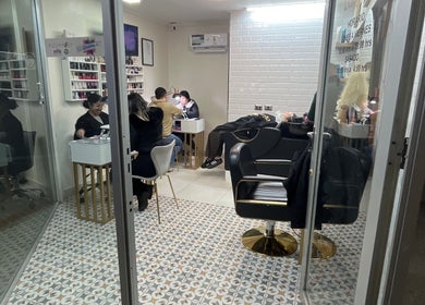 Interior del salón de belleza Oasis en Las Condes, Región Metropolitana, CL. Servicios de manicura y peinado.
