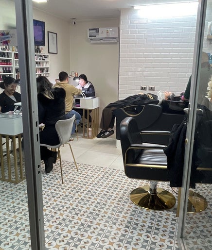 Interior del salón de belleza Oasis en Las Condes, Región Metropolitana, CL. Servicios de manicura y peinado.