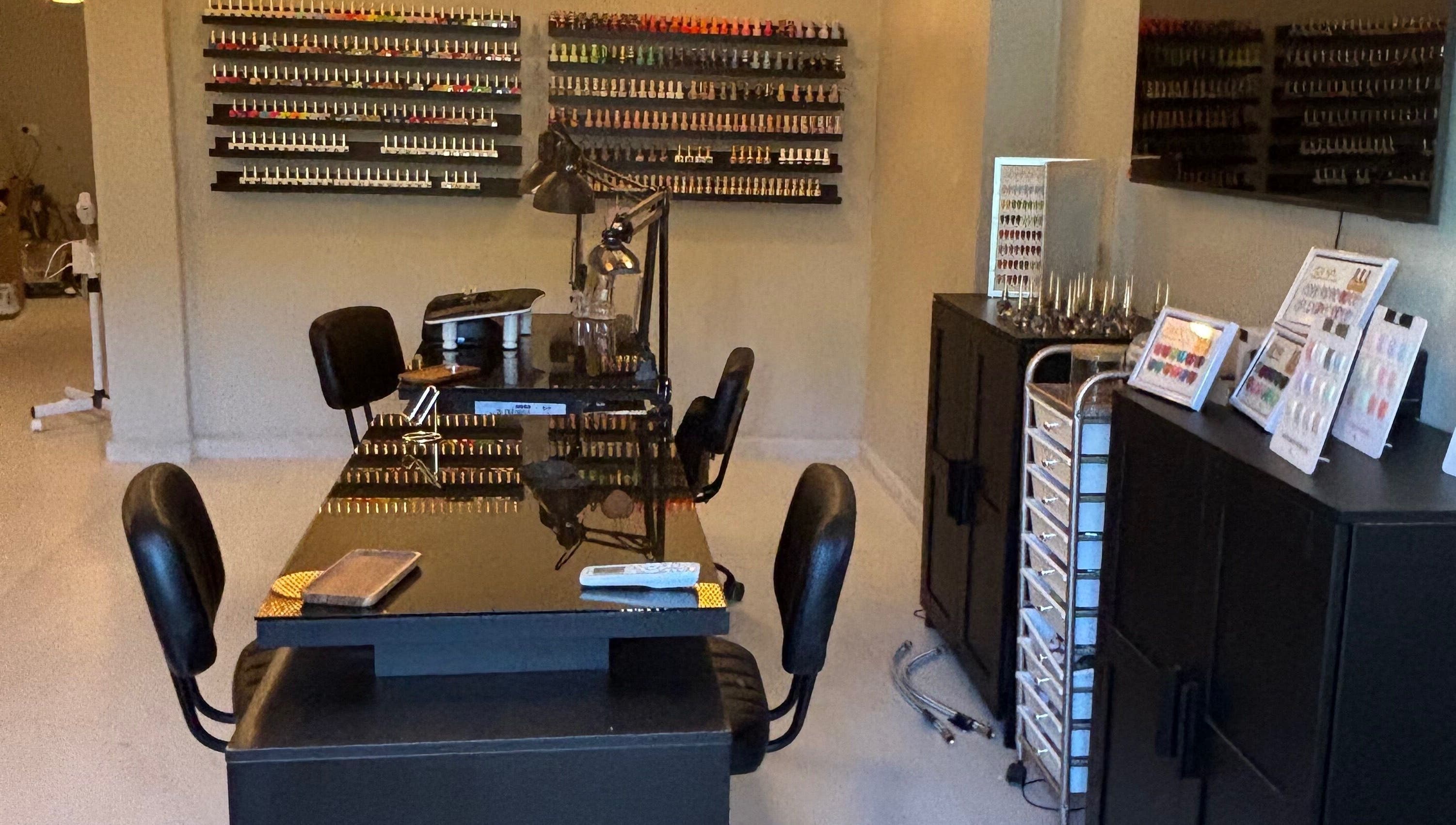 Mesa de manicura en Oasis Nails Spa by Yarimar, San Juan, San Juan, PR, con exhibición de esmaltes.