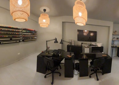 Interior moderno de Oasis Nails Spa by Yarimar en San Juan, PR, con estaciones de manicura elegantes.