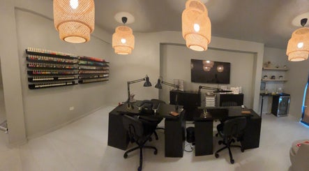 Interior moderno de Oasis Nails Spa by Yarimar en San Juan, PR, con estaciones de manicura elegantes.