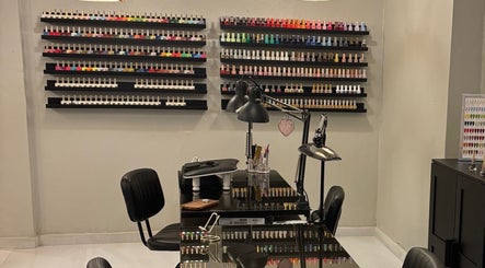 Mesa de manicura en Oasis Nails Spa by Yarimar, San Juan con una variedad de esmaltes en exhibición.