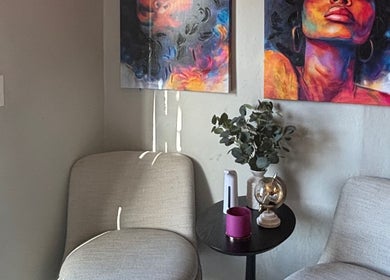 Espacio acogedor en Oasis Nails Spa by Yarimar, San Juan, con sillas y arte colorido en la pared.