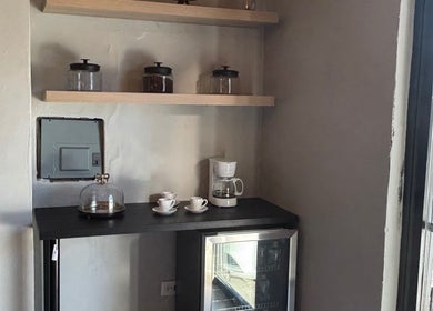 Rincón acogedor con cafetera en Oasis Nails Spa by Yarimar, San Juan, PR.