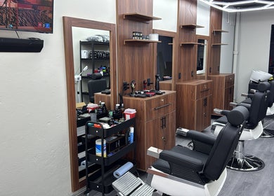 Interior moderno de Corte Supremo en Tlalnepantla, Estado De México, MX, con sillas de peluquería elegantes.