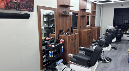 Interior moderno de Corte Supremo en Tlalnepantla, Estado De México, MX, con sillas de peluquería elegantes.