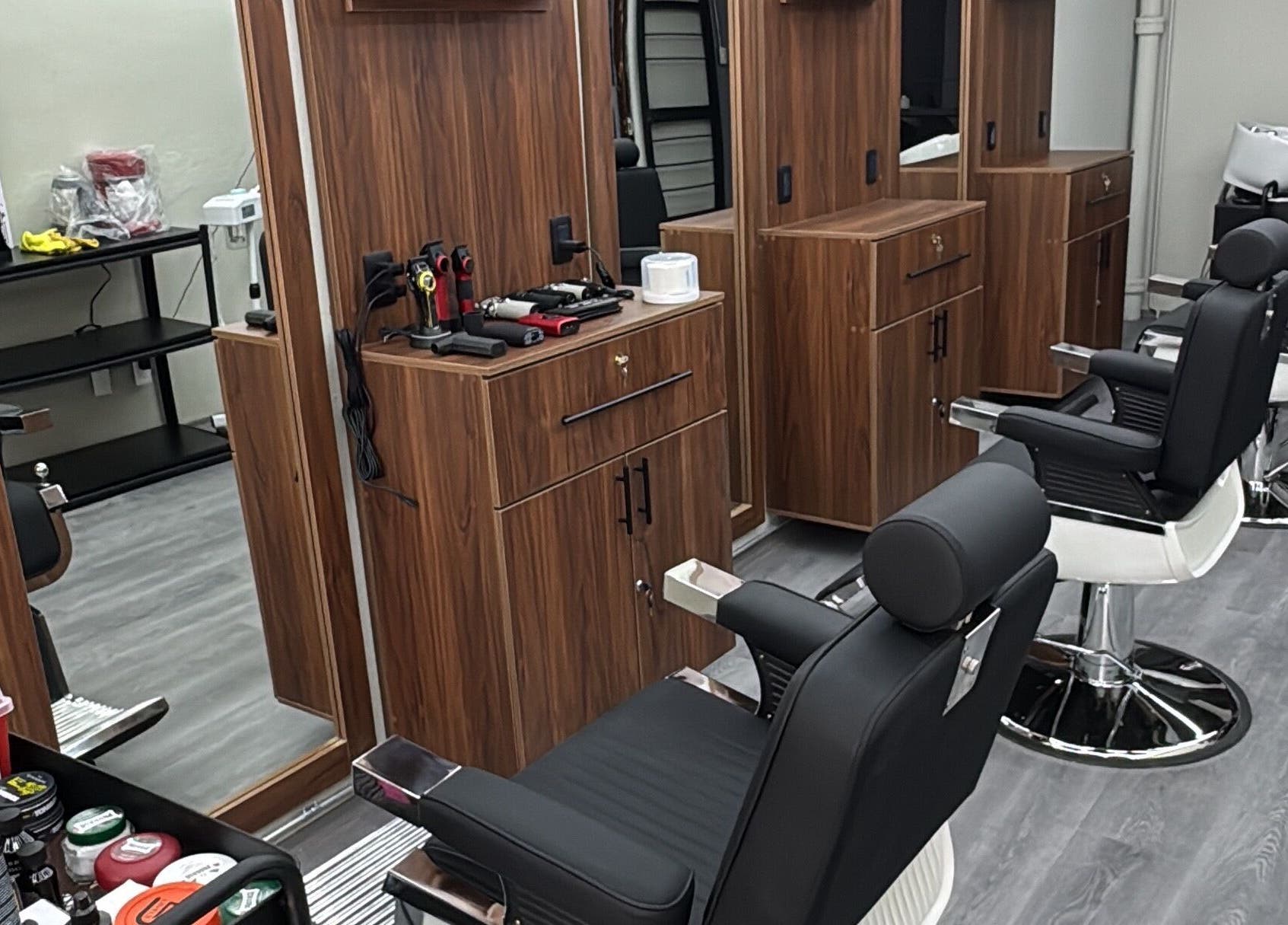 Sillas de barbería elegantes en Corte Supremo, Tlalnepantla, Estado De México, MX, listas para el servicio.