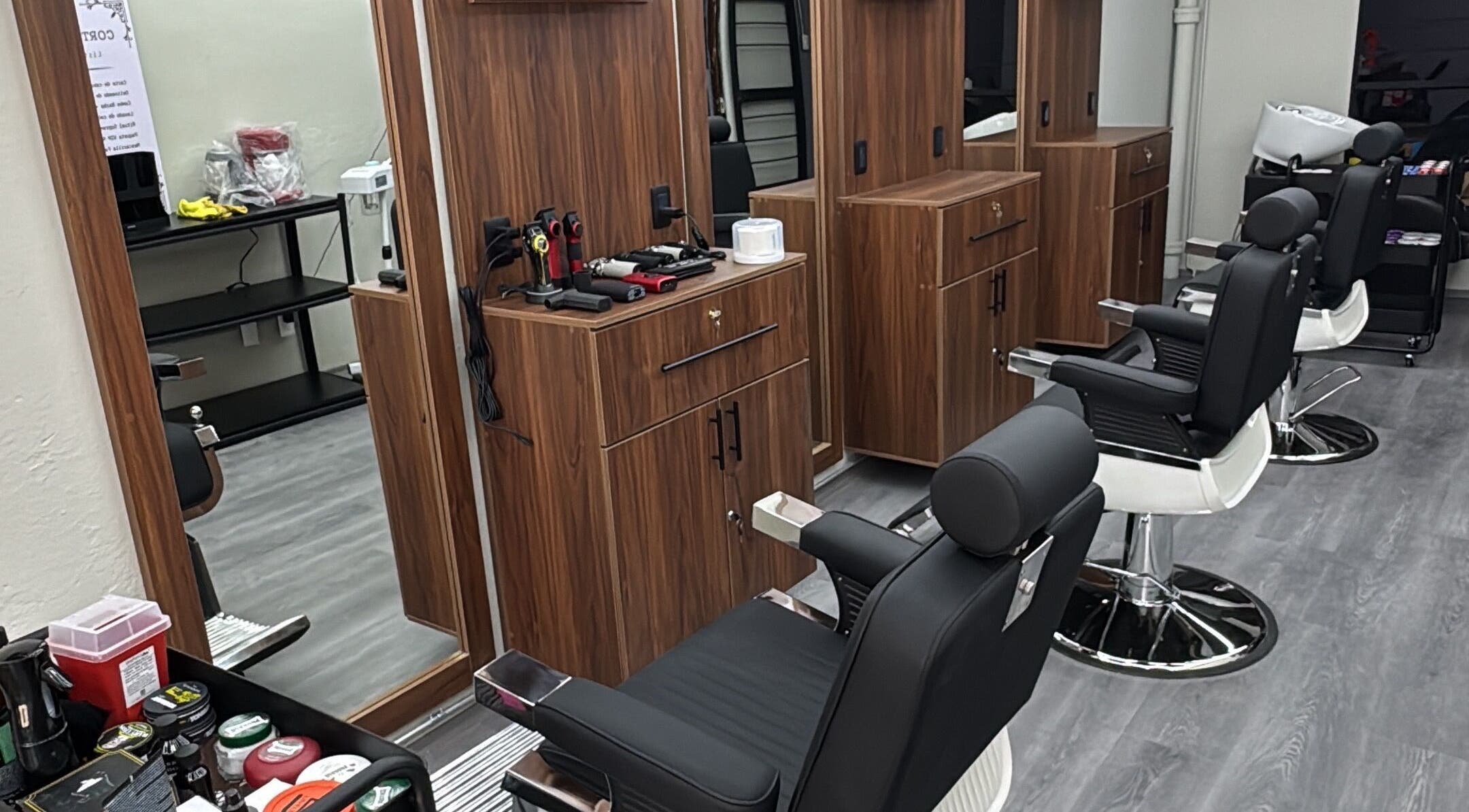 Sillas de barbería elegantes en Corte Supremo, Tlalnepantla, Estado De México, MX, listas para el servicio.