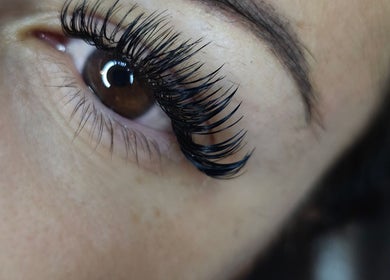 Extension de cils au MAKANADE STUDIO ESTHÉTIQUE, Guéret, Nouvelle-aquitaine, FR pour un regard captivant.