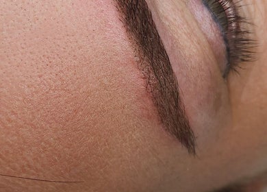 Sourcils impeccablement sculptés à MAKANADE STUDIO ESTHÉTIQUE, Guéret, Nouvelle-Aquitaine, FR.