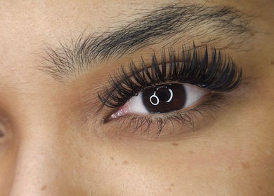 Extension cils chez MAKANADE STUDIO ESTHÉTIQUE, Guéret, Nouvelle-aquitaine, FR, pour un regard intense.