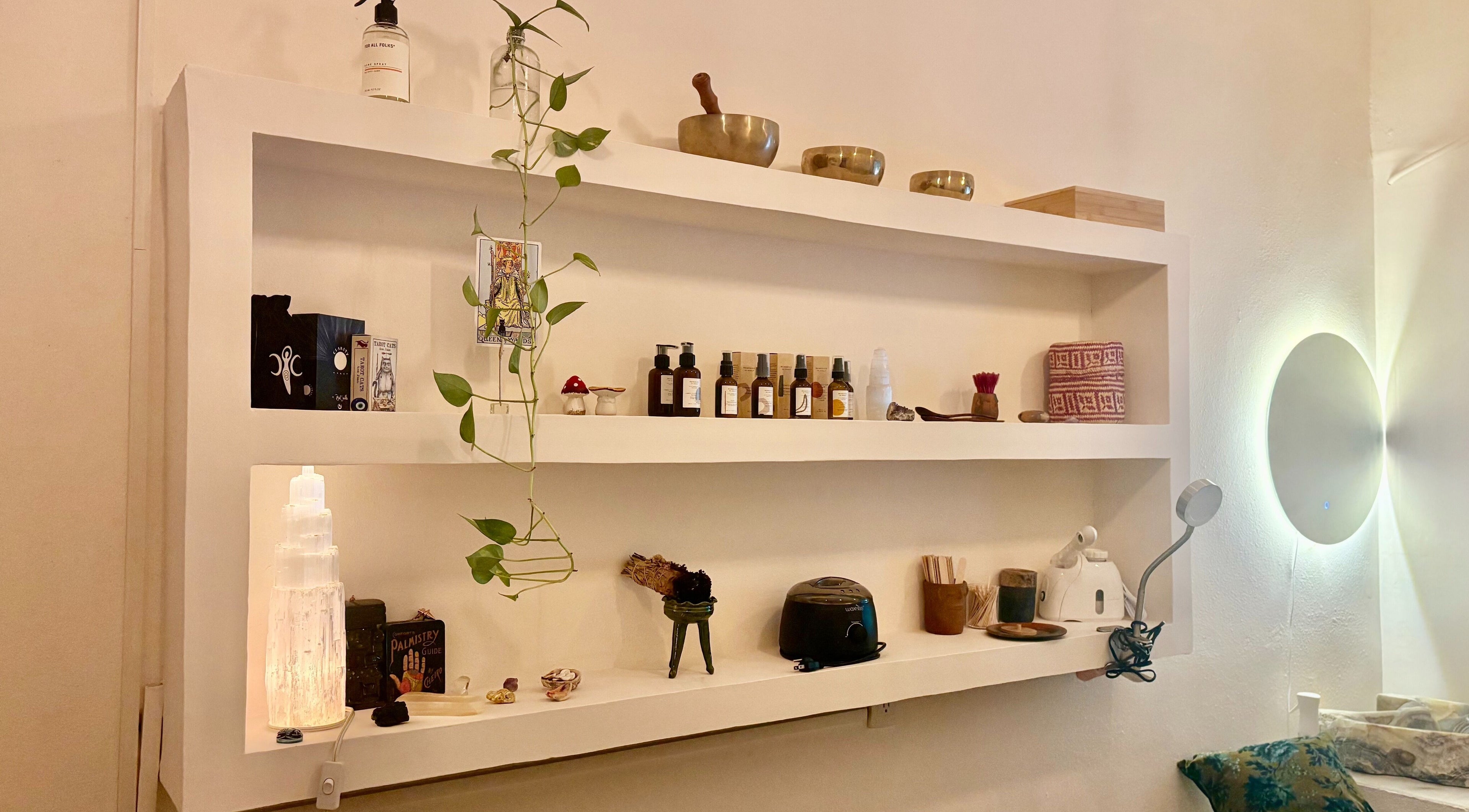 Estantería con productos naturales en Feral Flow - Natural Beauty & Holistic Services, Puerto Escondido, Oaxaca, MX.