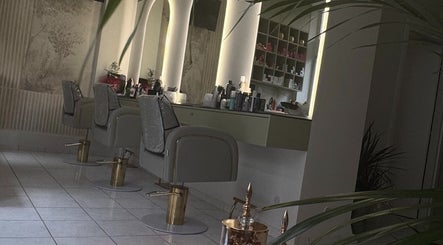 Интерьер салона Color Feel в Афины, GR с современными креслами и продуктами для ухода