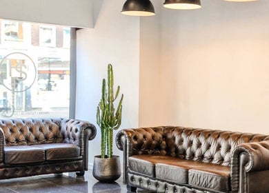 Elegante lounge bij HS AMSTERDAM met leren banken in Amsterdam, Noord-Holland, NL.