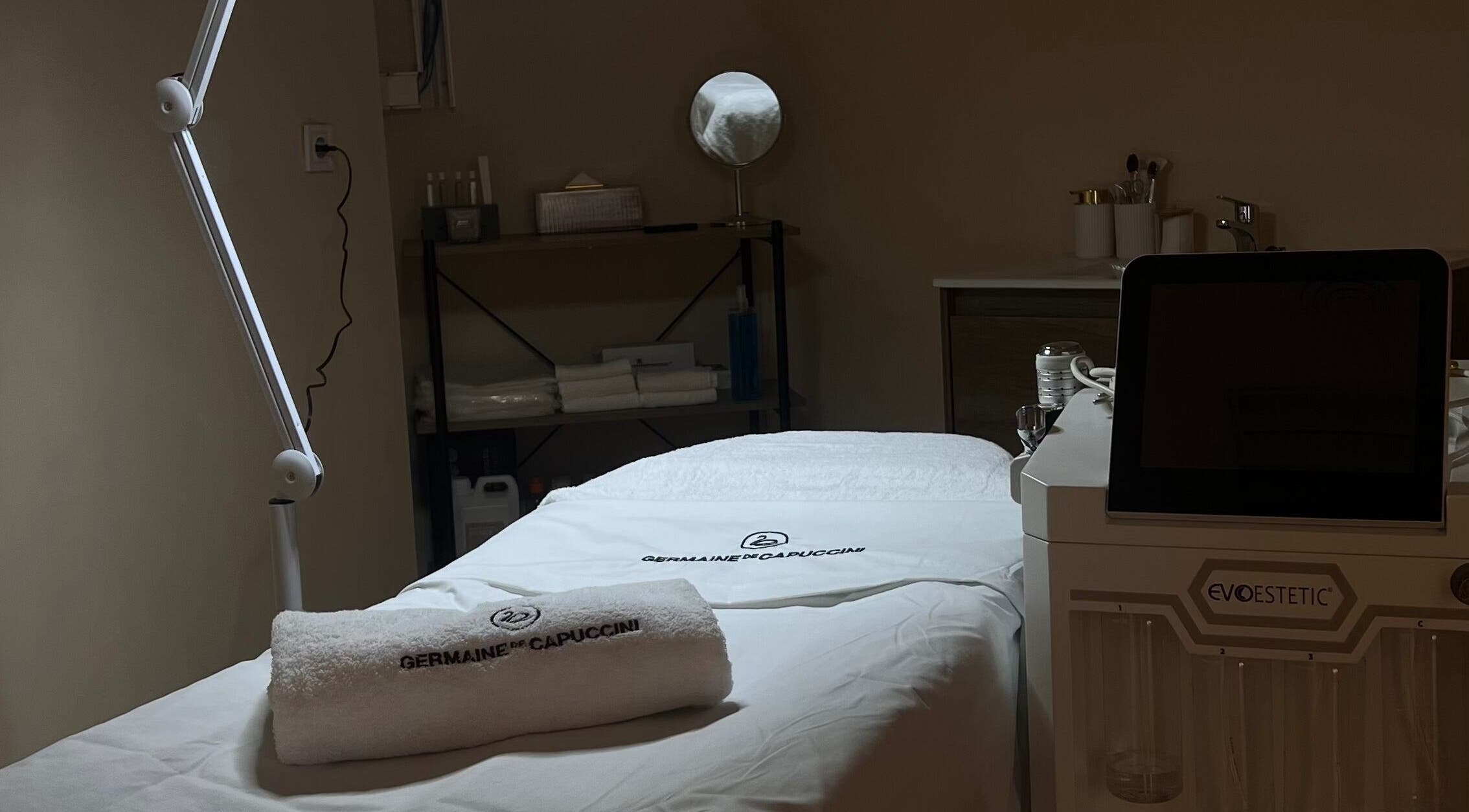 Sala de tratamientos de KAMOCA en Sangonera La Verde, Región De Murcia, ES con cama de spa y equipamiento.