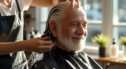 Un cliente sorride durante un lavaggio capelli da Baldin s.r.l., Roma, Lazio, IT.