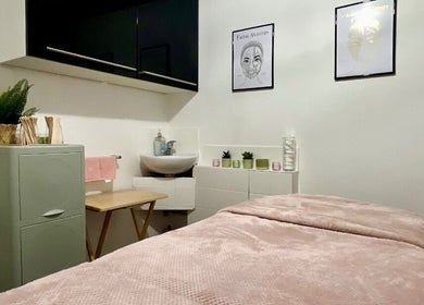 Peaceful treatment room at Lumina - Tattoo & Hair Removal, Bussum, Noord-holland, NL with pink bedding.