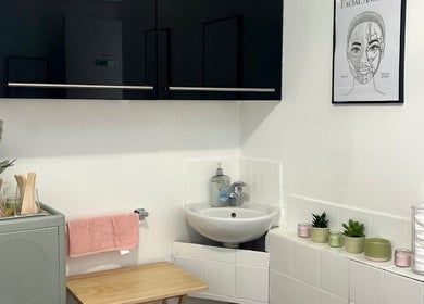 Relaxing corner at Lumina - Tattoo & Hair Removal, Bussum, Noord-holland, NL with a sink and decor.