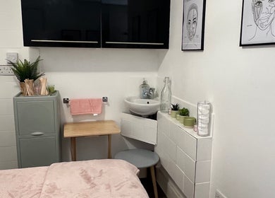 Cozy treatment room at Lumina - Tattoo & Hair Removal in Bussum, Noord-holland, NL, featuring modern decor.