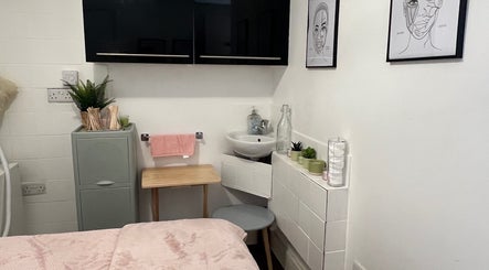 Relaxing treatment room at Lumina, Bussum, Noord-Holland, NL with soft pink accents and modern decor.