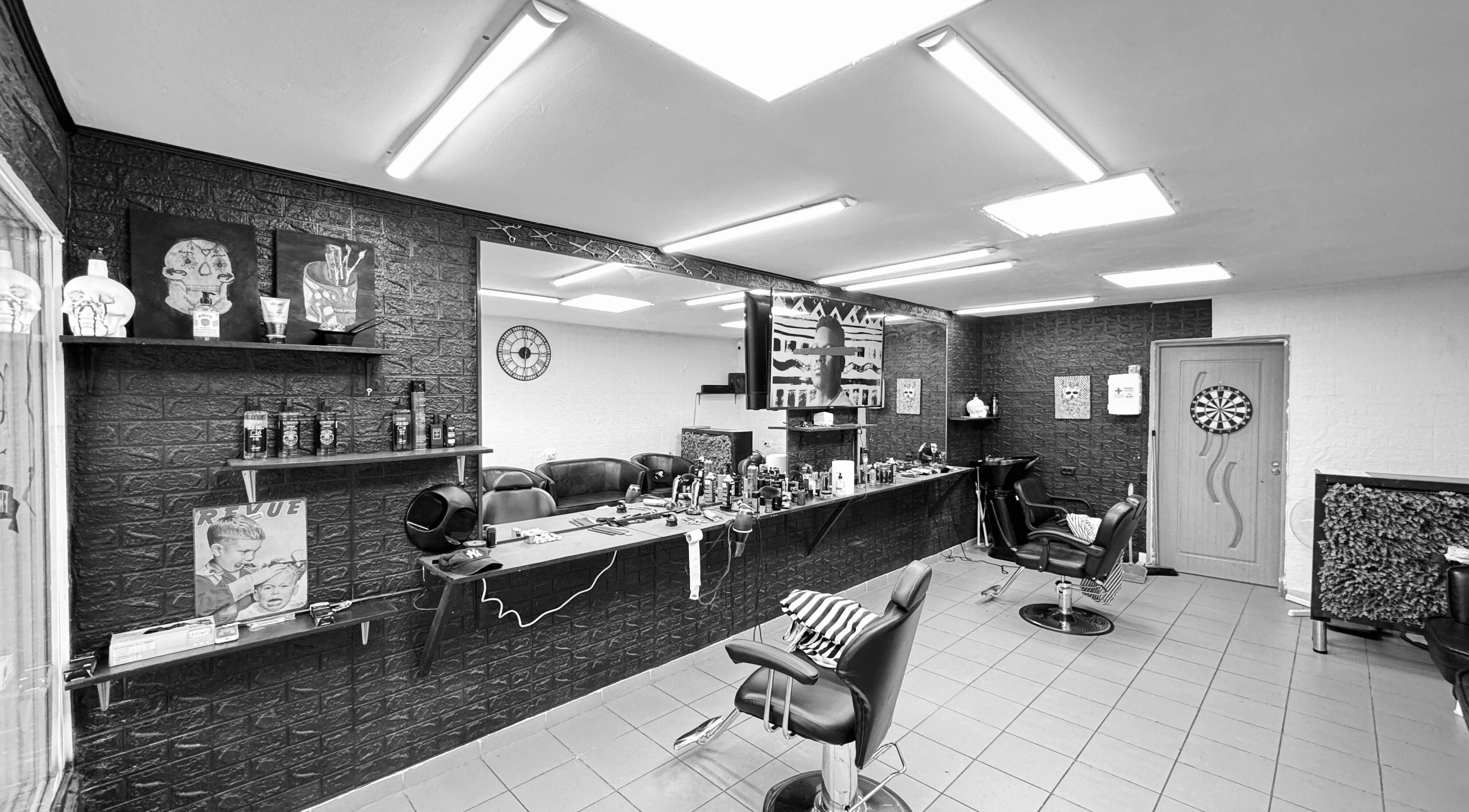 Modern barber station at Og Fane frizerie, Băicoi, Județul Prahova, RO, showcasing sleek design elements.