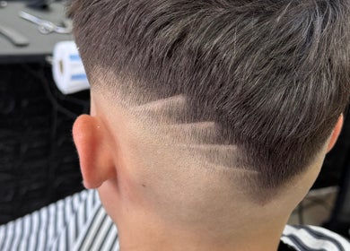 Detailed haircut design at Og Fane frizerie, Băicoi, Județul Prahova, RO showcasing expert barber skills.