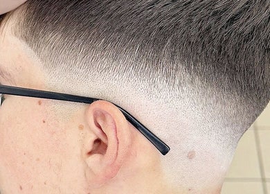 Close-up of sleek fade haircut at Og Fane frizerie, Băicoi, Județul Prahova, RO showcasing precision styling.