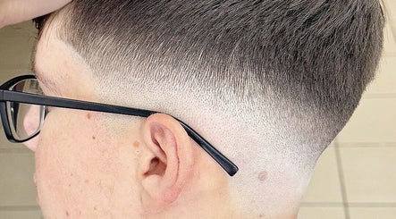 Close-up of sleek fade haircut at Og Fane frizerie, Băicoi, Județul Prahova, RO showcasing precision styling.