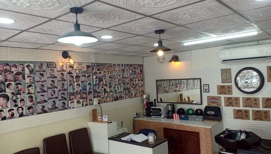ภาพตกแต่งร้าน Barberer ในกรุงเทพมหานคร แสดงผนังแนวอาร์ตและอุปกรณ์ที่ทันสมัย