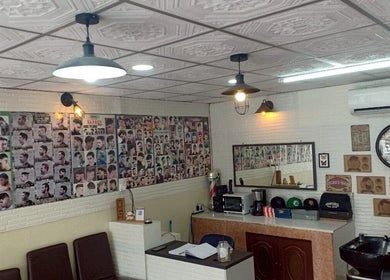 ภาพตกแต่งร้าน Barberer ในกรุงเทพมหานคร แสดงผนังแนวอาร์ตและอุปกรณ์ที่ทันสมัย