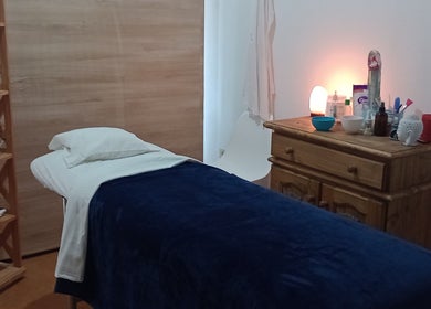 Sala de tratamiento serena en Ikigai Tandil, Tandil, Provincia De Buenos Aires, AR, con una cama de masaje.
