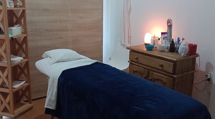 Sala de tratamiento serena en Ikigai Tandil, Tandil, Provincia De Buenos Aires, AR, con una cama de masaje.